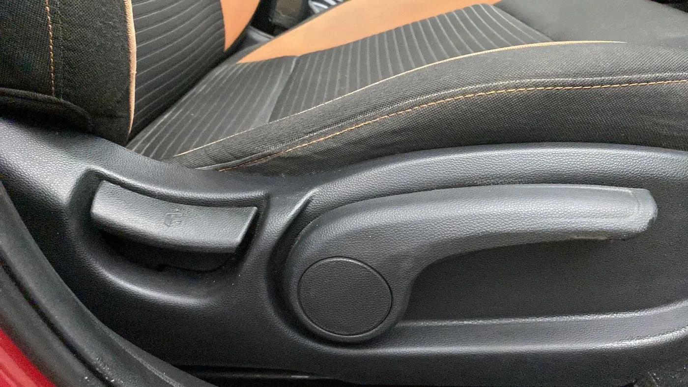 2017 Hyundai i20 Active 1.2 SX, Petrol, Manual, 34,229 km, Driver Side Adjustment Panel