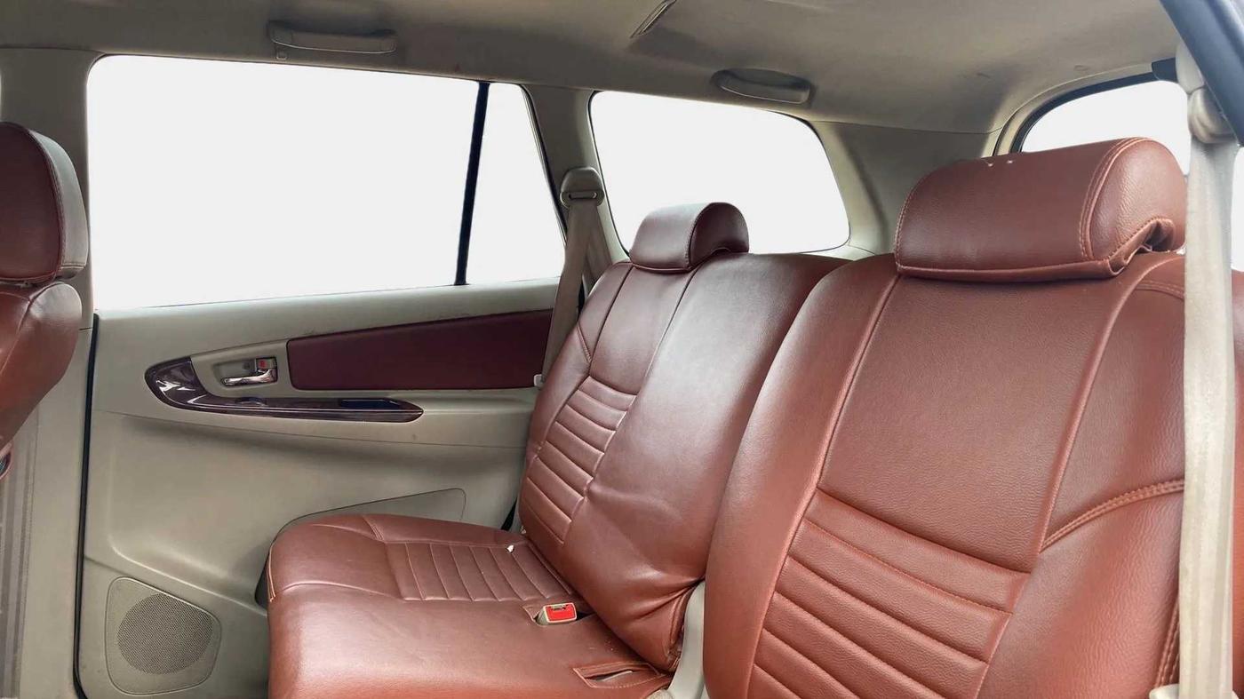 2013 Toyota Innova 2.5 VX 8 STR, Diesel, Manual, 97,207 km, Third Seat Row ( optional )