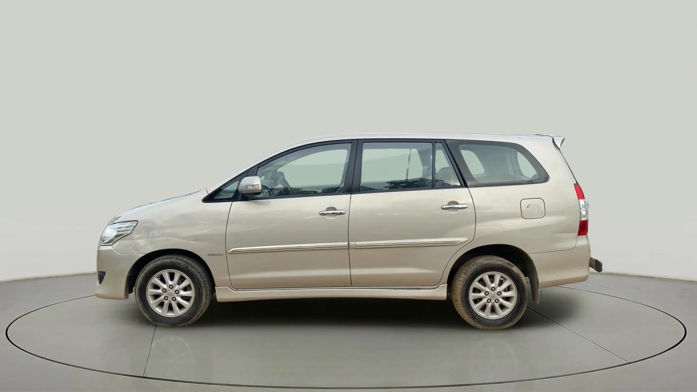 2013 Toyota Innova 2.5 VX 8 STR, Diesel, Manual, 97,207 km, Left Side