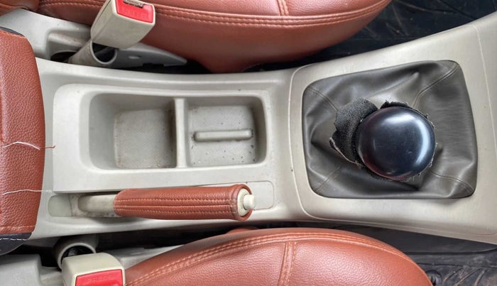 2013 Toyota Innova 2.5 VX 8 STR, Diesel, Manual, 97,207 km, Gear Lever