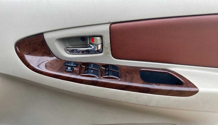 2013 Toyota Innova 2.5 VX 8 STR, Diesel, Manual, 97,207 km, Driver Side Door Panels Control