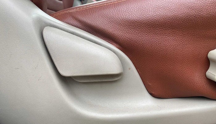 2013 Toyota Innova 2.5 VX 8 STR, Diesel, Manual, 97,207 km, Driver Side Adjustment Panel