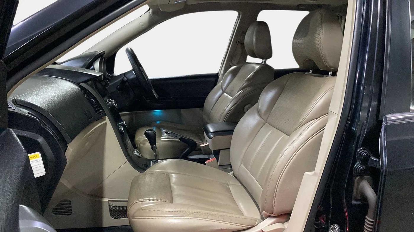 2017 Mahindra XUV500 W10 AT, Diesel, Automatic, 82,356 km, Right Side Front Door Cabin