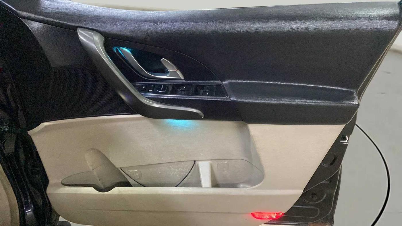 2017 Mahindra XUV500 W10 AT, Diesel, Automatic, 82,356 km, Driver Side Door Panels Control