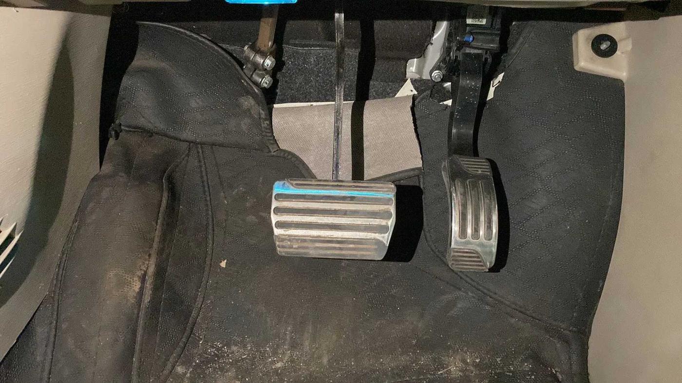 2017 Mahindra XUV500 W10 AT, Diesel, Automatic, 82,356 km, Pedals