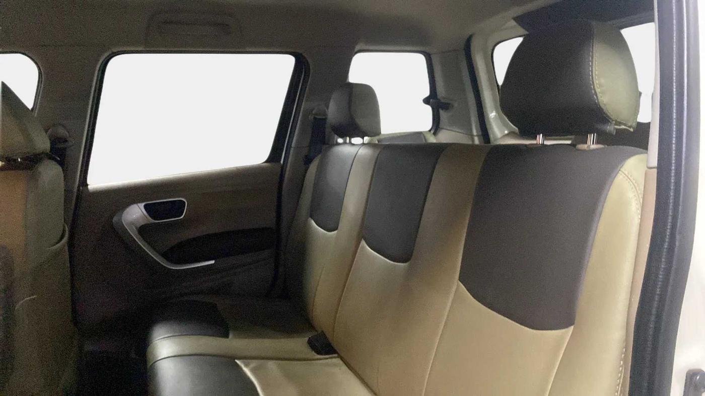 2016 Mahindra TUV300 T8 AMT, Diesel, Automatic, 44,459 km, Right Side Rear Door Cabin