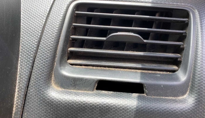 2014 Maruti Swift Dzire ZDI, Diesel, Manual, 94,115 km, AC Unit - Front vent has minor damage
