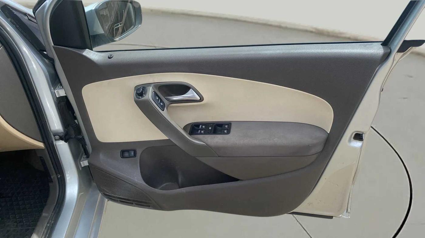 2015 Volkswagen Vento HIGHLINE 1.6 MPI, Petrol, Manual, 76,237 km, Driver Side Door Panels Control