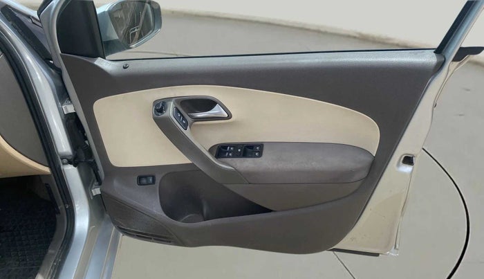2015 Volkswagen Vento HIGHLINE 1.6 MPI, Petrol, Manual, 76,237 km, Driver Side Door Panels Control