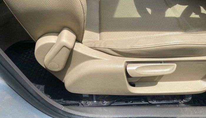 2015 Volkswagen Vento HIGHLINE 1.6 MPI, Petrol, Manual, 76,237 km, Driver Side Adjustment Panel