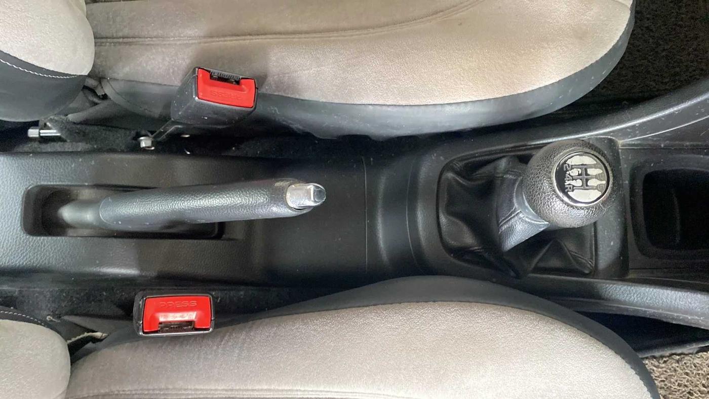 2015 Maruti Swift VXI, Petrol, Manual, 50,782 km, Gear Lever