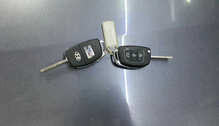2015 Hyundai Verna FLUIDIC 4S 1.6 VTVT S, Petrol, Manual, 32,836 km, Key Close Up