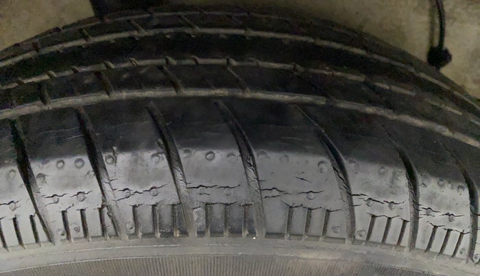 2015 Maruti Celerio VXI (O), Petrol, Manual, 50,093 km, Left Front Tyre Tread