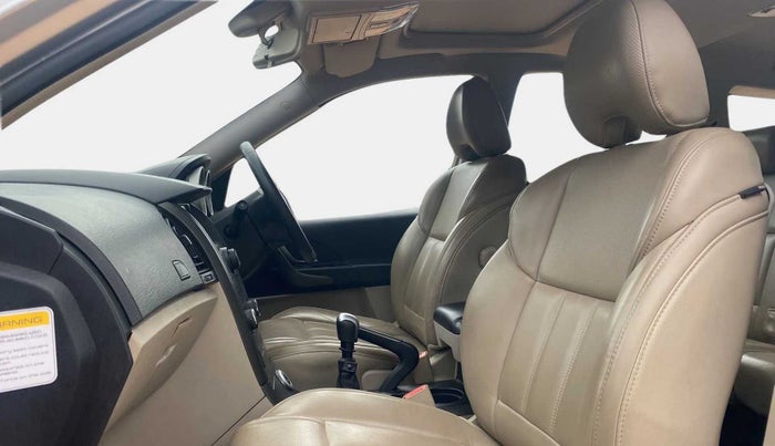 2017 Mahindra XUV500 W10, Diesel, Manual, 64,080 km, Right Side Front Door Cabin