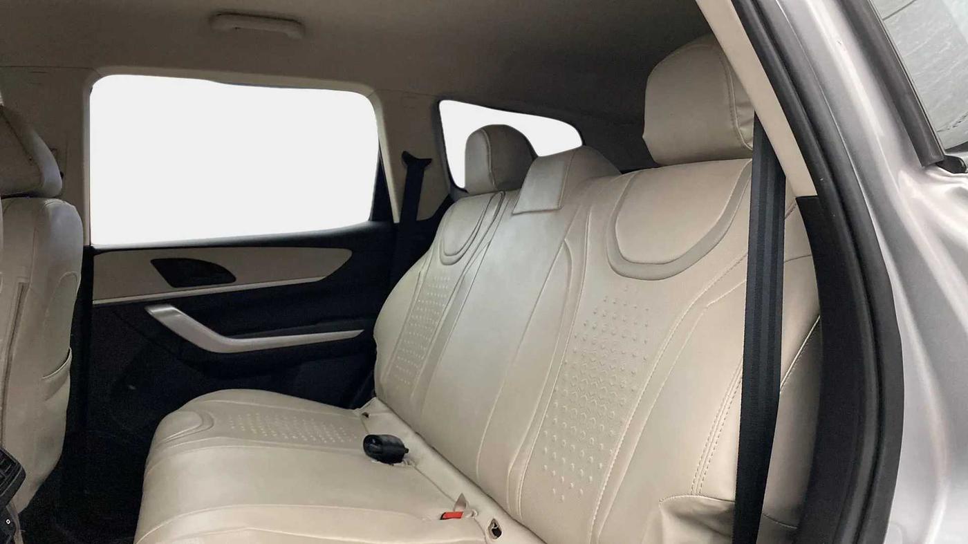 2022 Mahindra XUV700 AX 3 D AT 5 STR, Diesel, Automatic, 26,318 km, Right Side Rear Door Cabin