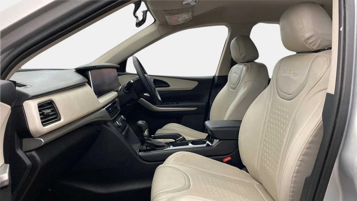 2022 Mahindra XUV700 AX 3 D AT 5 STR, Diesel, Automatic, 26,318 km, Right Side Front Door Cabin