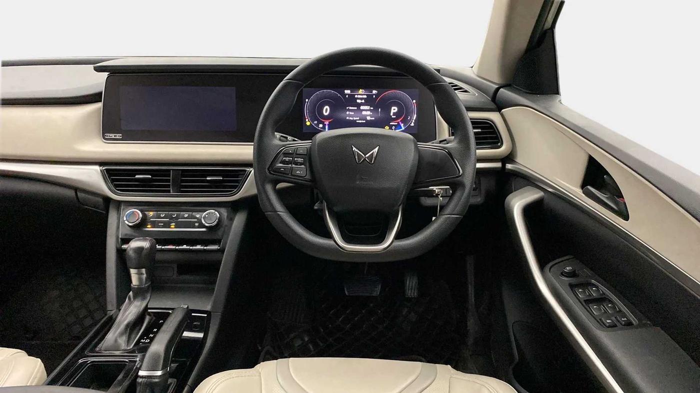 2022 Mahindra XUV700 AX 3 D AT 5 STR, Diesel, Automatic, 26,318 km, Steering Wheel Close Up