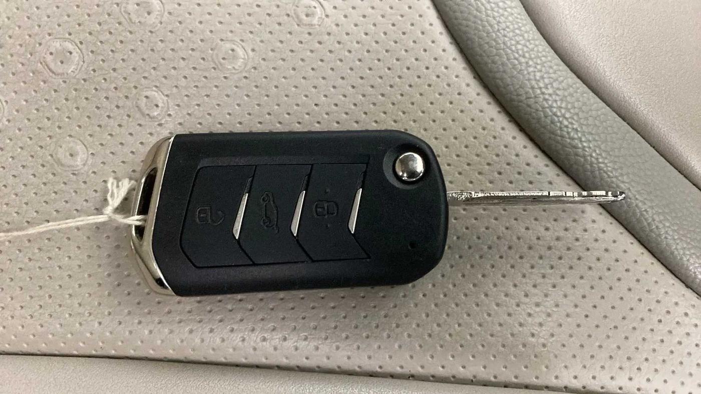 2022 Mahindra XUV700 AX 3 D AT 5 STR, Diesel, Automatic, 26,318 km, Key Close Up