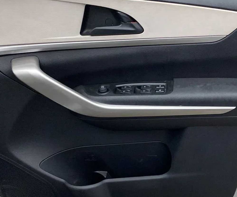 2022 Mahindra XUV700 AX 3 D AT 5 STR, Diesel, Automatic, 26,318 km, Driver Side Door Panels Control
