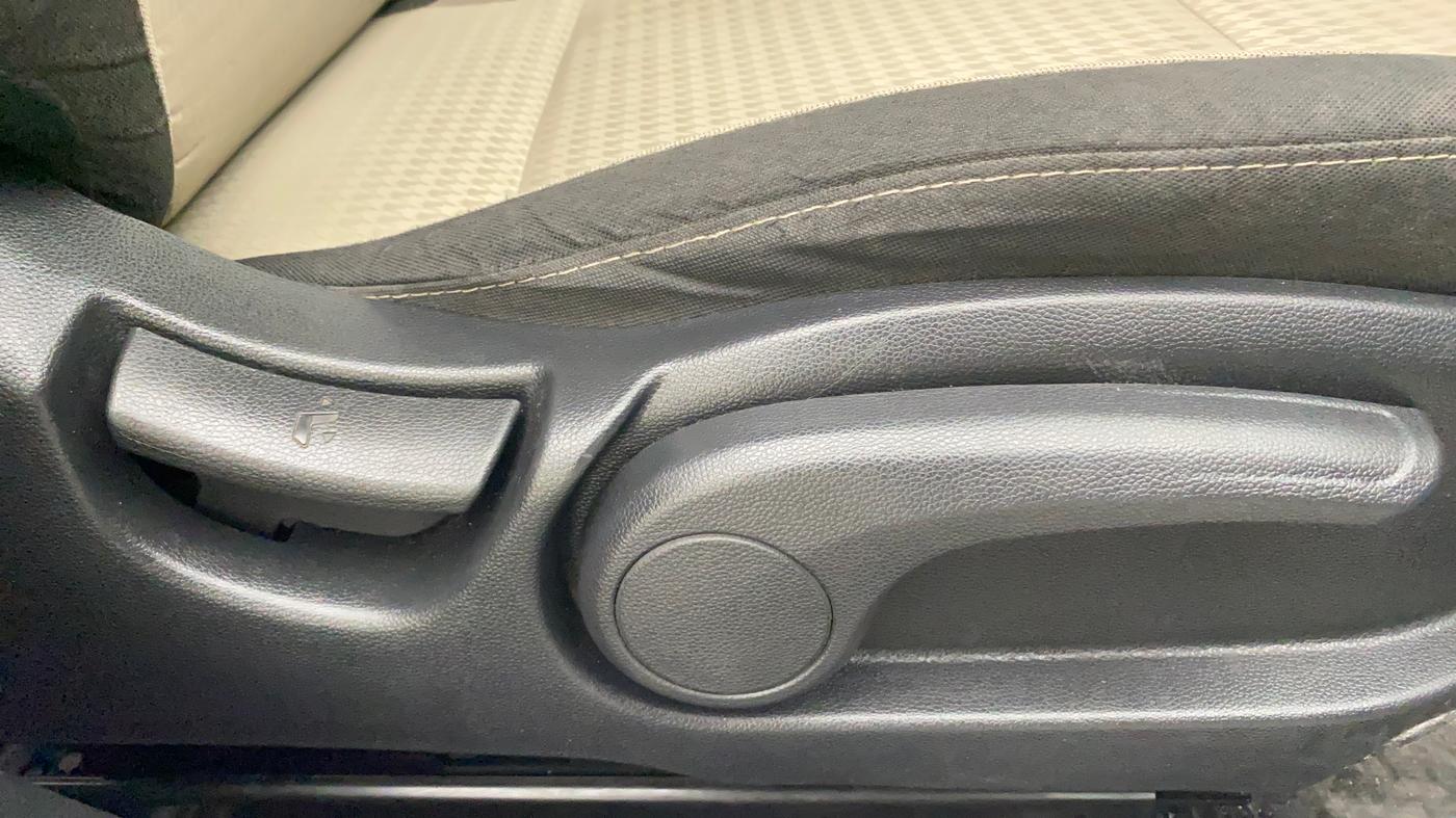 2019 Hyundai Elite i20 ASTA (O) CVT, Petrol, Automatic, 20,620 km, Driver Side Adjustment Panel