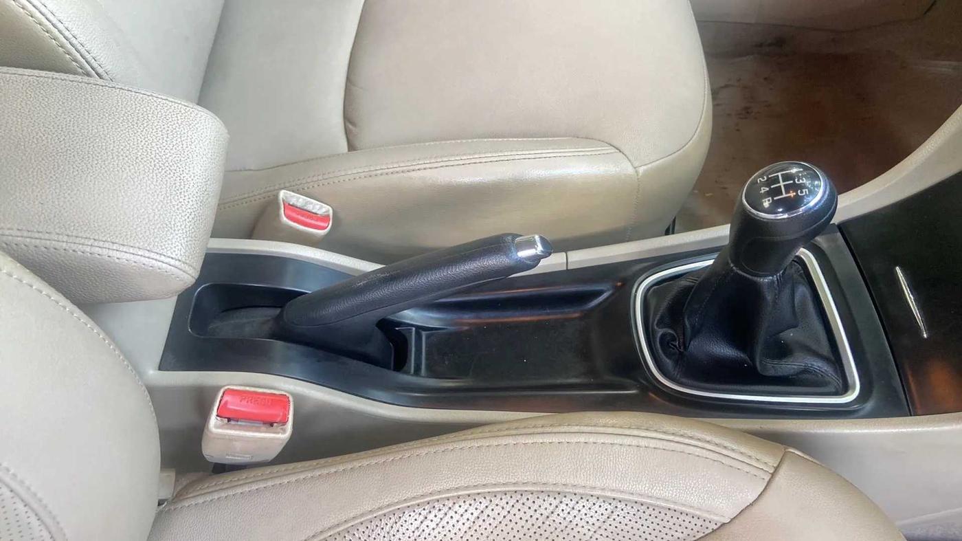 2015 Maruti Ciaz ZXI+, Petrol, Manual, 55,146 km, Gear Lever