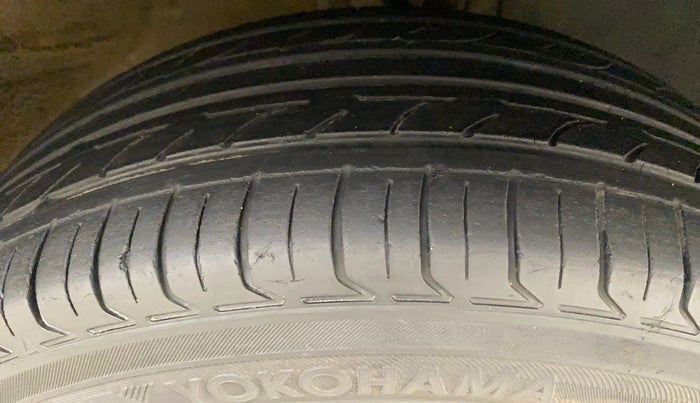 2016 Mahindra Kuv100 K4 6 STR, Petrol, Manual, 80,036 km, Right Front Tyre Tread