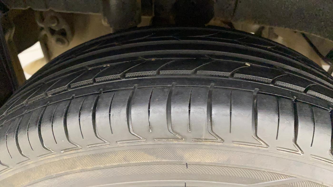 2016 Mahindra Kuv100 K4 6 STR, Petrol, Manual, 80,036 km, Right Rear Tyre Tread