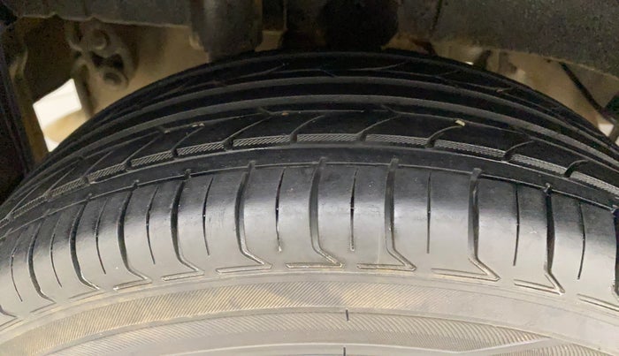 2016 Mahindra Kuv100 K4 6 STR, Petrol, Manual, 80,036 km, Right Rear Tyre Tread