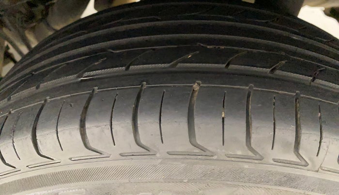 2016 Mahindra Kuv100 K4 6 STR, Petrol, Manual, 80,036 km, Left Rear Tyre Tread