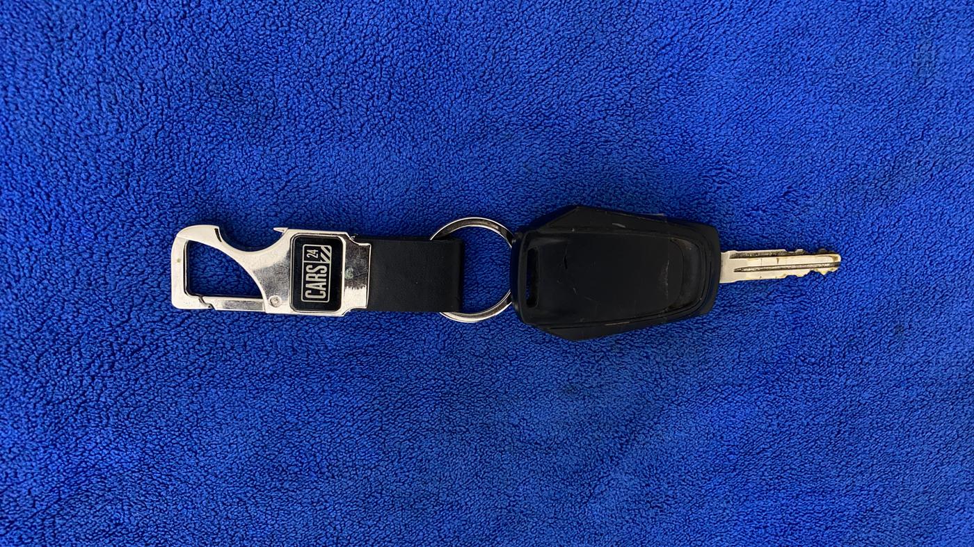 2016 Mahindra Kuv100 K4 6 STR, Petrol, Manual, 80,036 km, Key Close Up