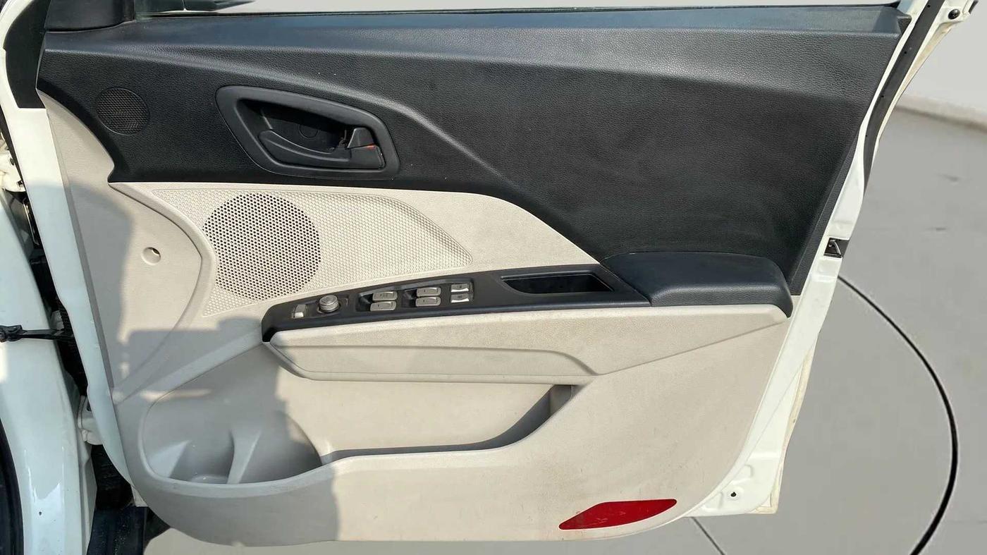 2022 Mahindra XUV300 W6 1.2 PETROL, Petrol, Manual, 16,629 km, Driver Side Door Panels Control