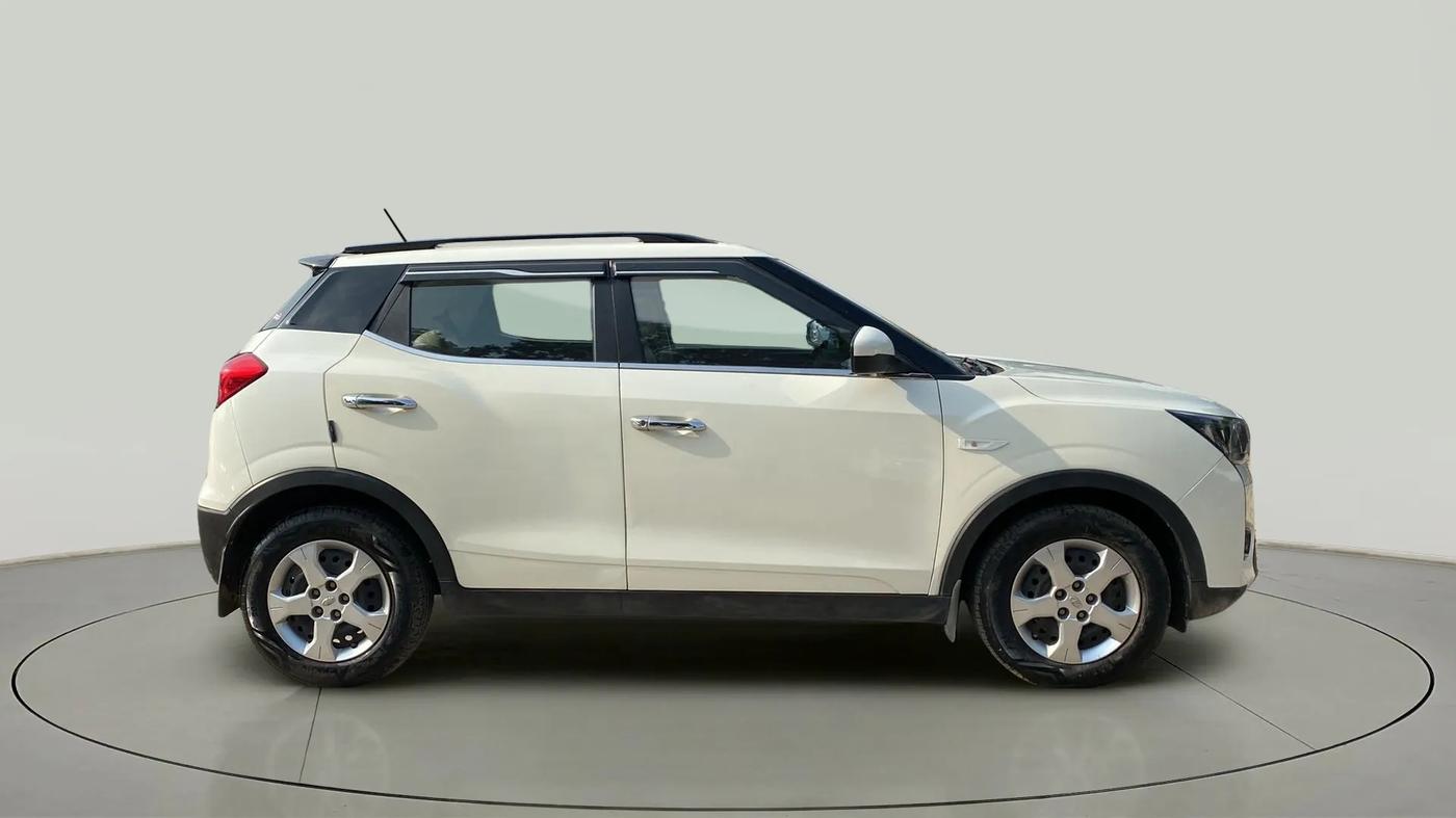 2022 Mahindra XUV300 W6 1.2 PETROL, Petrol, Manual, 16,629 km, Right Side View