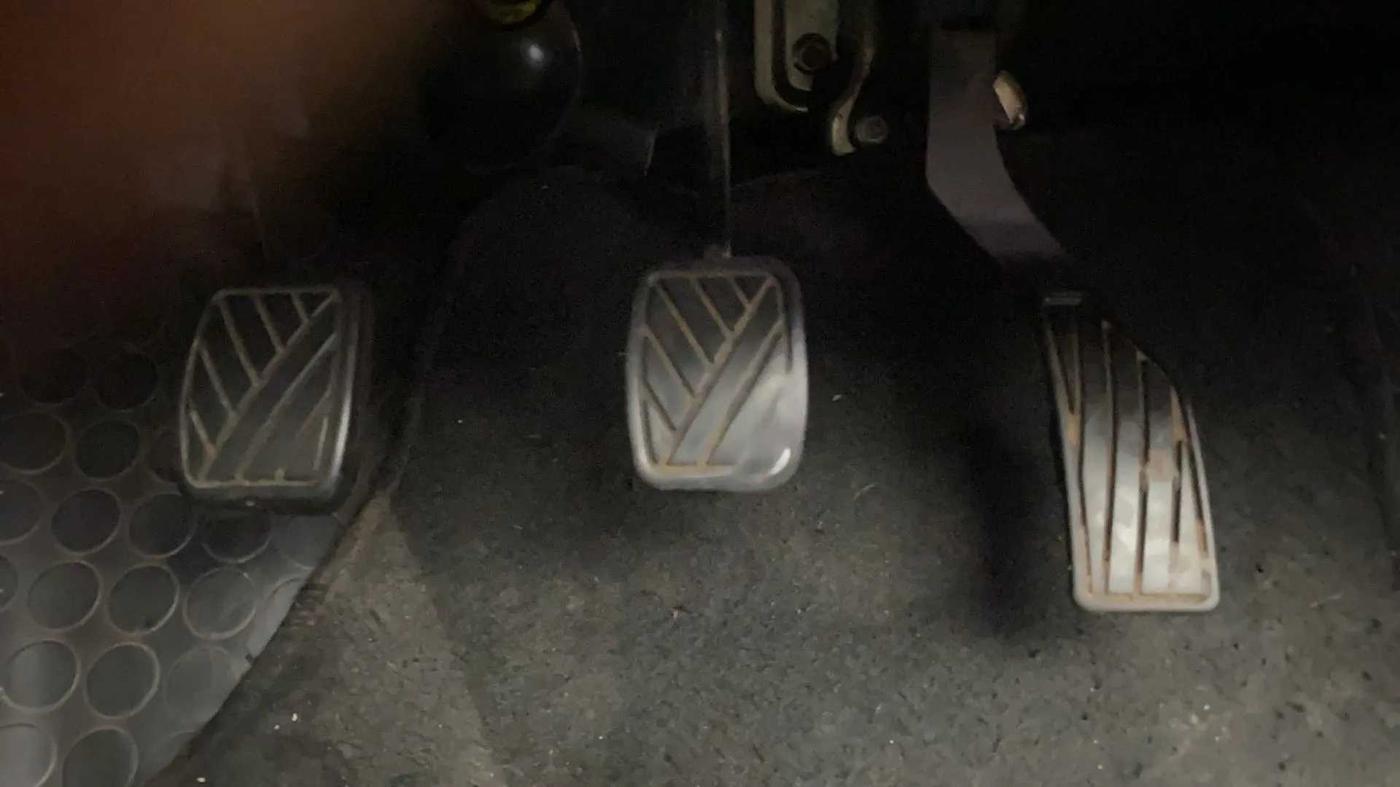 2015 Maruti Swift VXI, Petrol, Manual, 93,255 km, Pedals