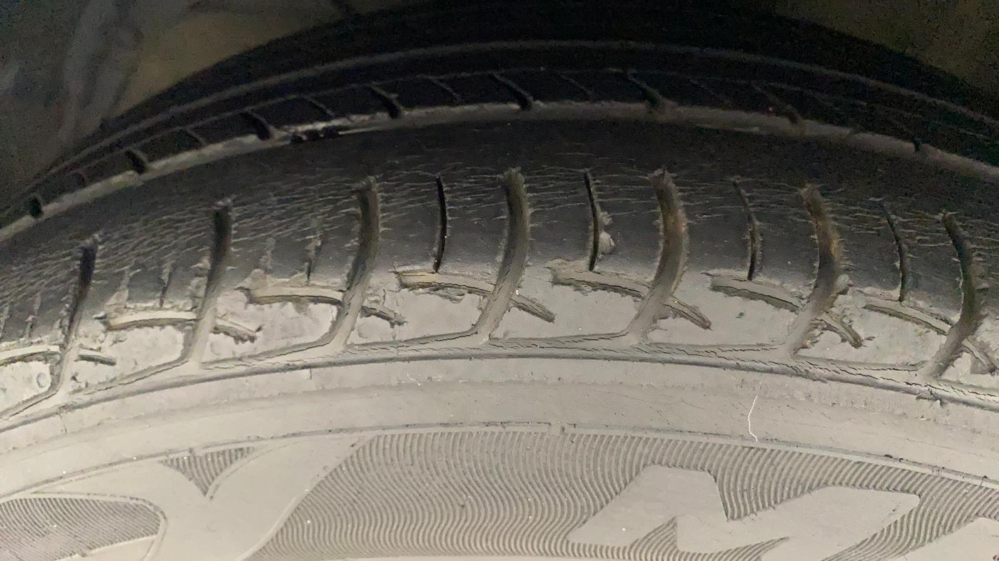 2017 Maruti Baleno DELTA PETROL 1.2, Petrol, Manual, 39,737 km, Left Front Tyre Tread