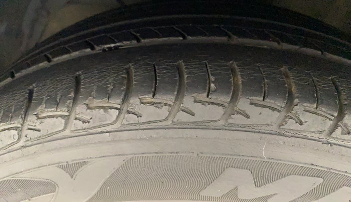 2017 Maruti Baleno DELTA PETROL 1.2, Petrol, Manual, 39,737 km, Left Front Tyre Tread
