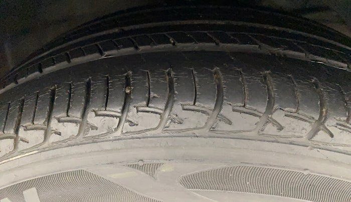 2017 Maruti Baleno DELTA PETROL 1.2, Petrol, Manual, 39,737 km, Right Front Tyre Tread