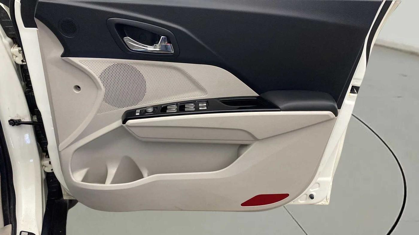 2023 Mahindra XUV300 W8 (O) 1.5 DIESEL, Diesel, Manual, 6,629 km, Driver Side Door Panels Control