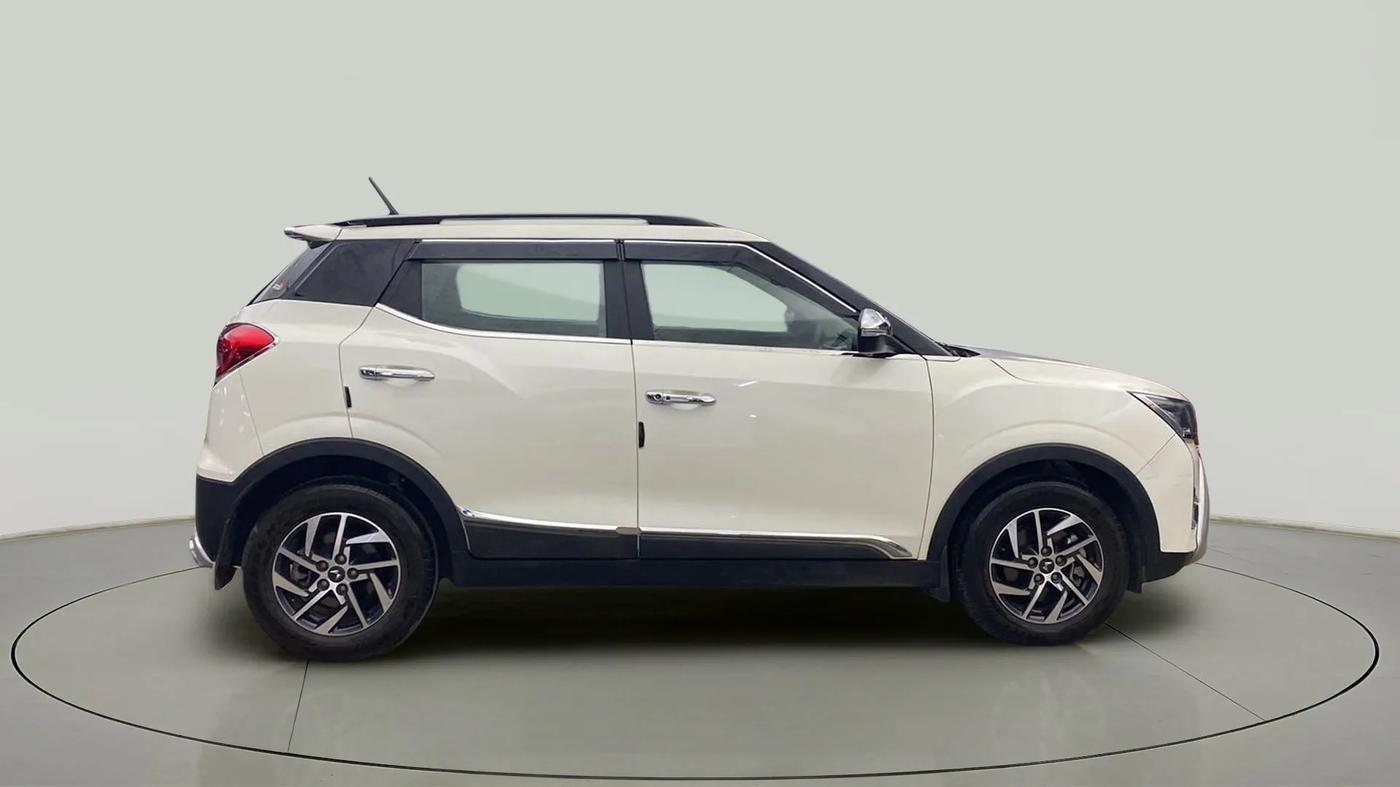 2023 Mahindra XUV300 W8 (O) 1.5 DIESEL, Diesel, Manual, 6,629 km, Right Side View