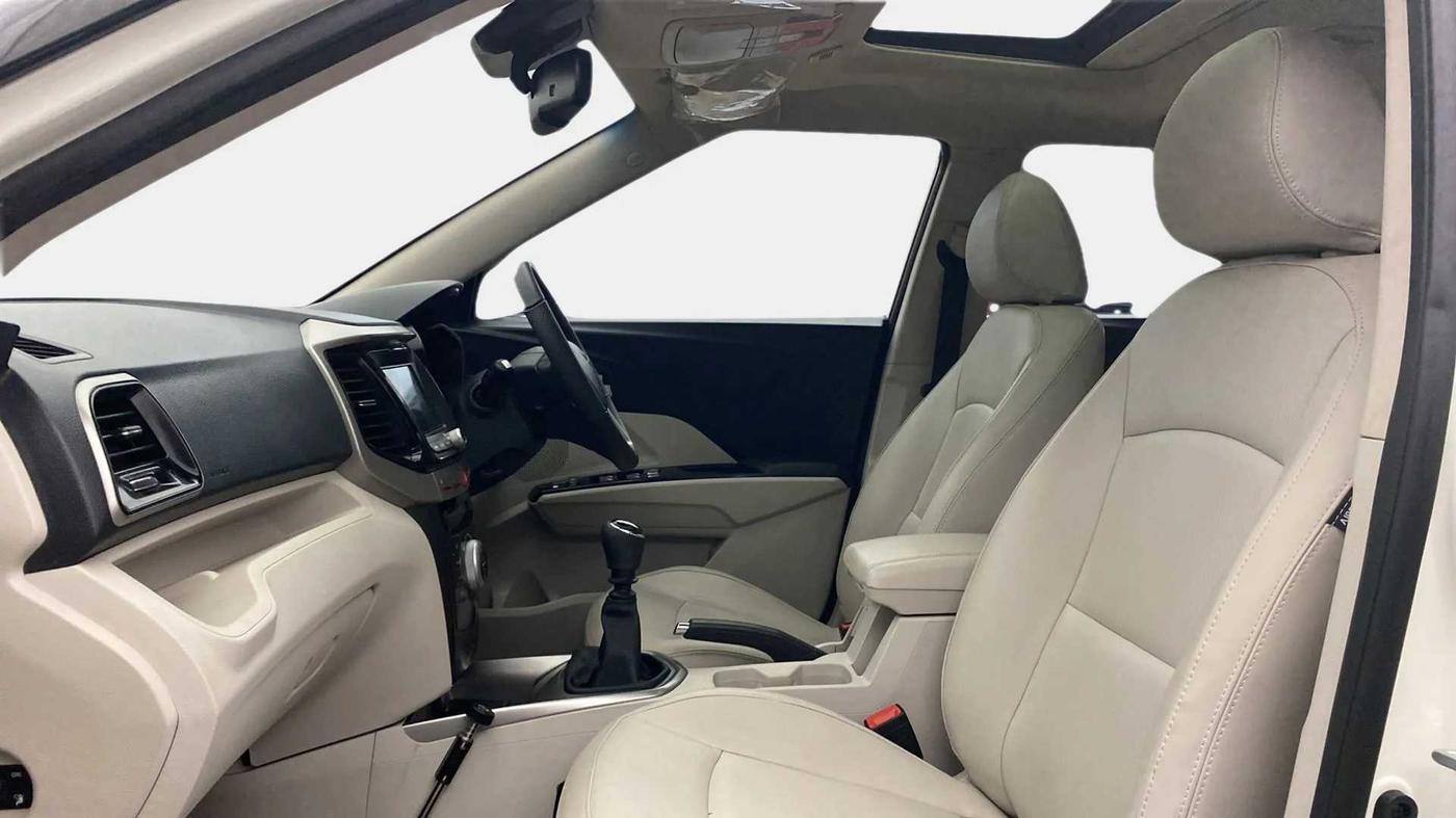 2023 Mahindra XUV300 W8 (O) 1.5 DIESEL, Diesel, Manual, 6,629 km, Right Side Front Door Cabin