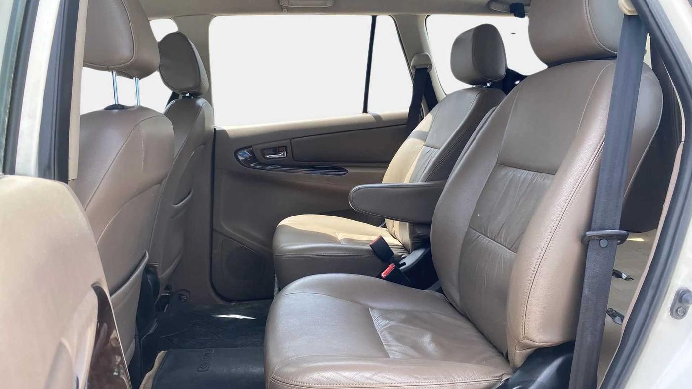 2015 Toyota Innova 2.5 ZX 7 STR, Diesel, Manual, 1,21,214 km, Right Side Rear Door Cabin