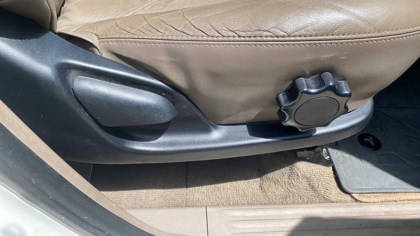 2015 Toyota Innova 2.5 ZX 7 STR, Diesel, Manual, 1,21,214 km, Driver Side Adjustment Panel