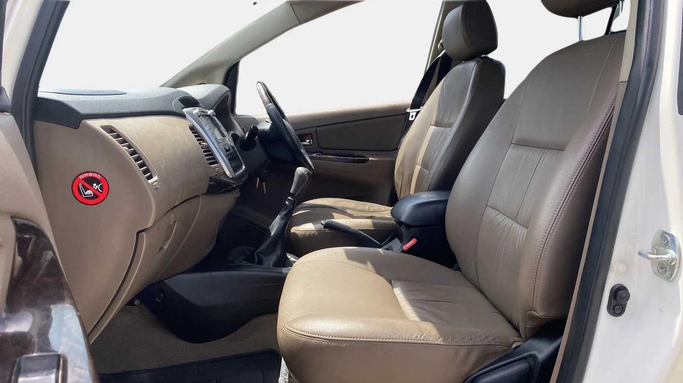 2015 Toyota Innova 2.5 ZX 7 STR, Diesel, Manual, 1,21,214 km, Right Side Front Door Cabin