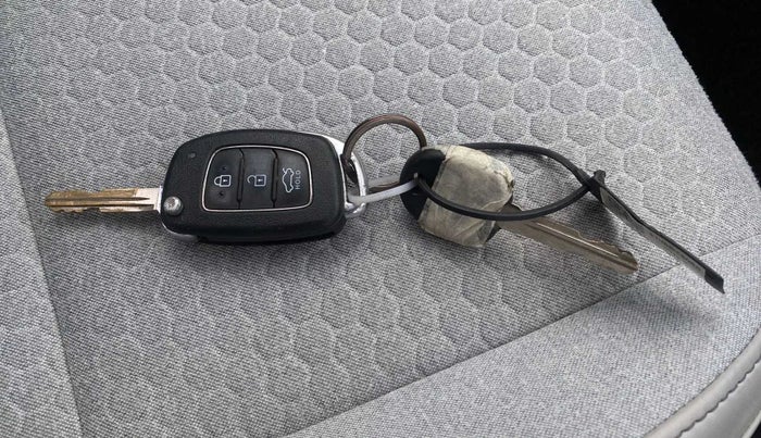 2021 Hyundai GRAND I10 NIOS MAGNA CORPORATE EDITION 1.2 KAPPA VTVT, Petrol, Manual, 26,601 km, Key Close Up