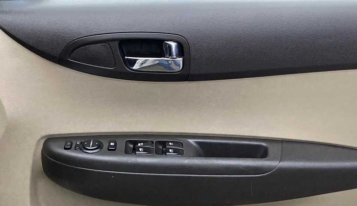 2012 Hyundai i20 MAGNA (O) 1.2, Petrol, Manual, 32,774 km, Driver Side Door Panels Control