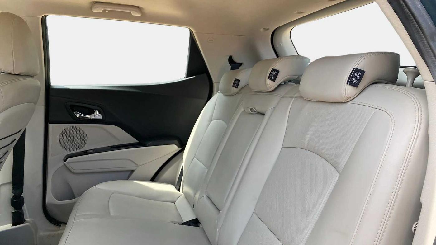 2022 Mahindra XUV300 W8 (O) 1.2 PETROL, Petrol, Manual, 27,299 km, Right Side Rear Door Cabin