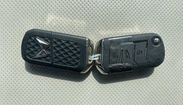 2022 Mahindra XUV300 W8 (O) 1.2 PETROL, Petrol, Manual, 27,299 km, Key Close Up