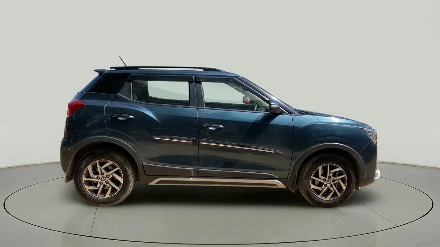 2022 Mahindra XUV300 W8 (O) 1.2 PETROL, Petrol, Manual, 27,299 km, Right Side View