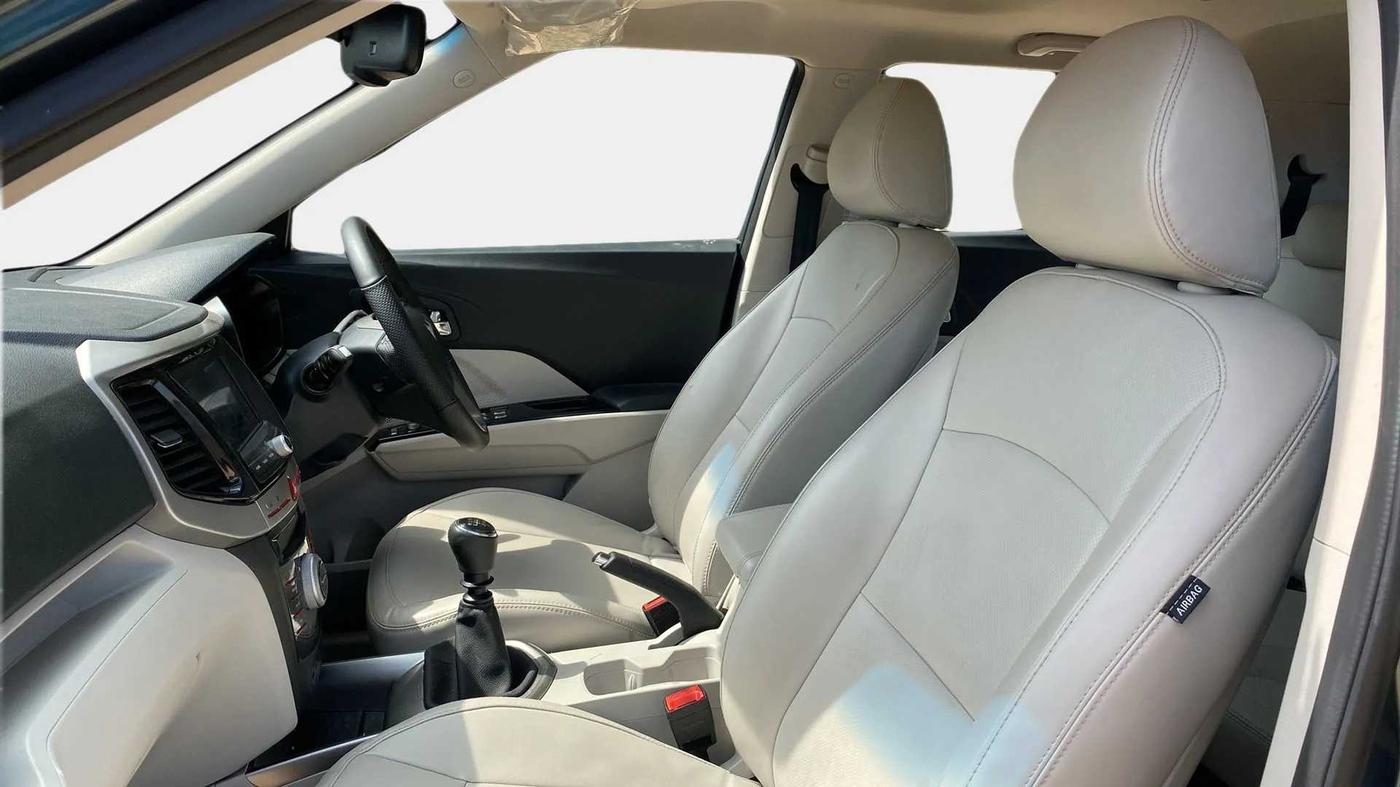 2022 Mahindra XUV300 W8 (O) 1.2 PETROL, Petrol, Manual, 27,299 km, Right Side Front Door Cabin