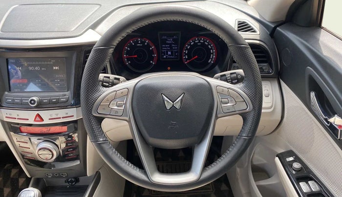2022 Mahindra XUV300 W8 (O) 1.2 PETROL, Petrol, Manual, 27,299 km, Steering Wheel Close Up