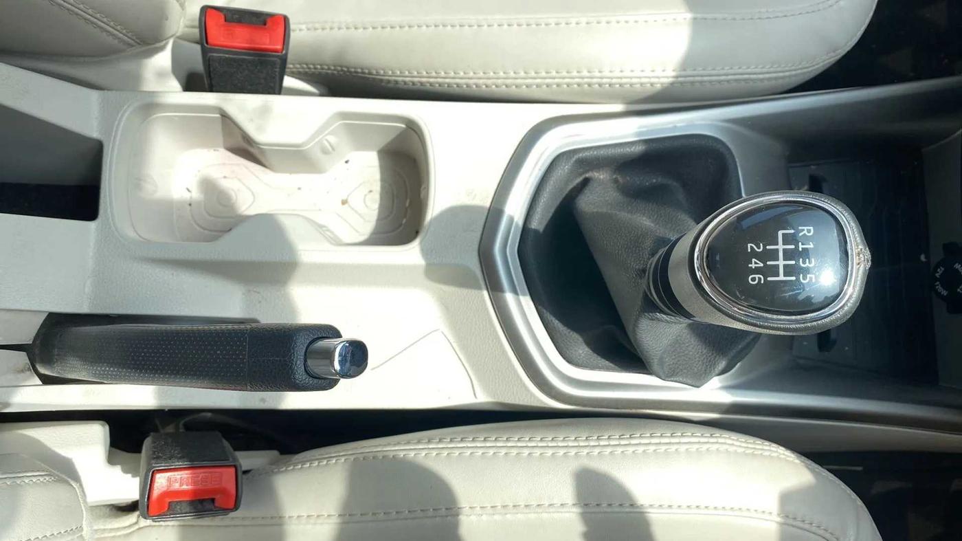 2022 Mahindra XUV300 W8 (O) 1.2 PETROL, Petrol, Manual, 27,299 km, Gear Lever